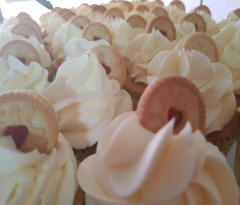 raspberry & vanilla wow cupcakes logo branded southampton hampshire